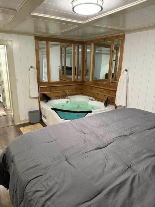 Hot Tub 5 Beds Lägenhet Moorhead Exteriör bild